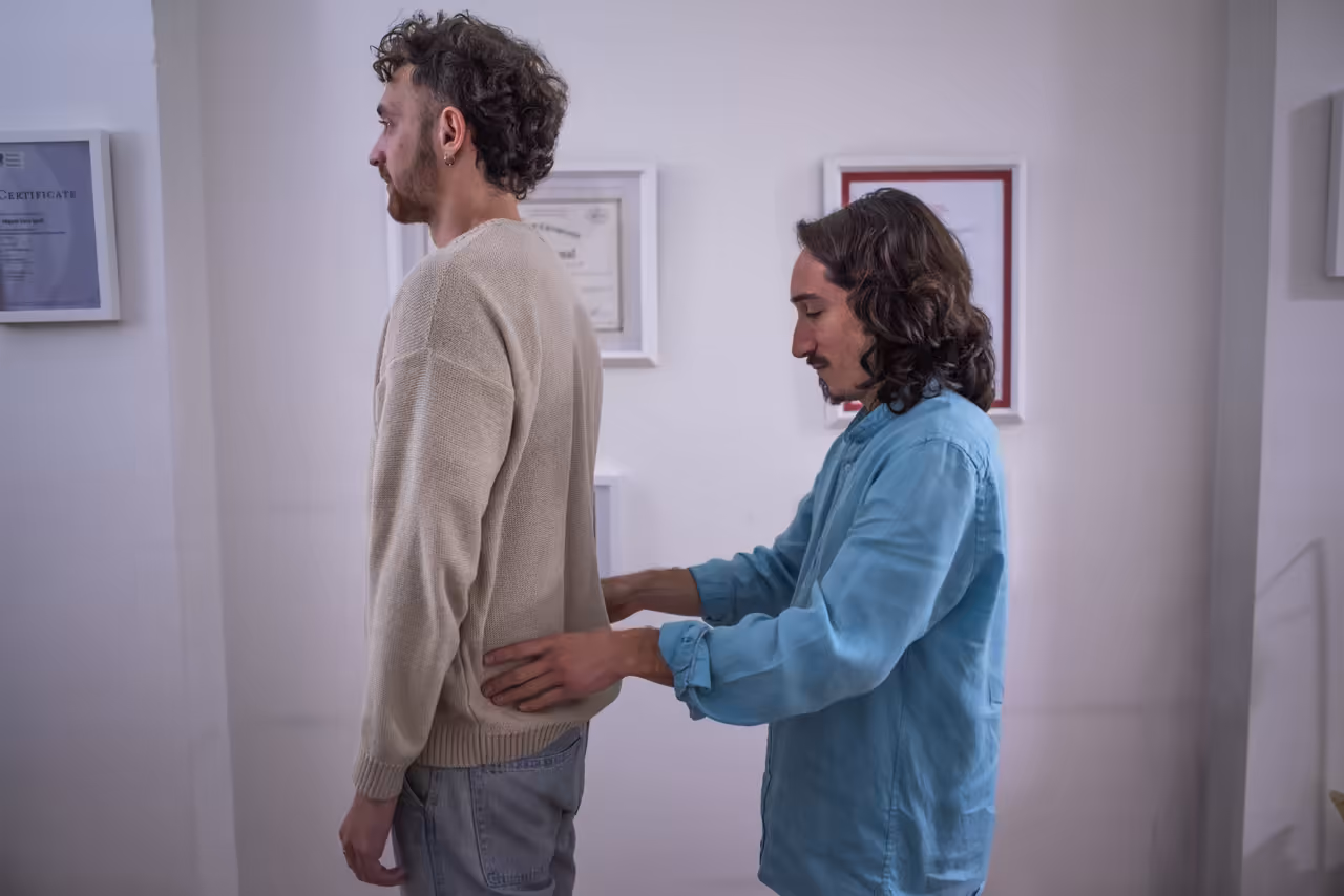 Miguel Vera revisa dret la zona lumbar d’una persona a la consulta.